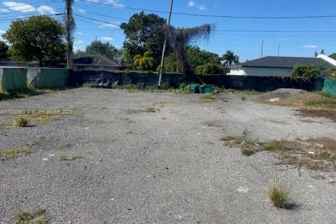 Commercial property in Miami, Florida № 303630 - photo 1