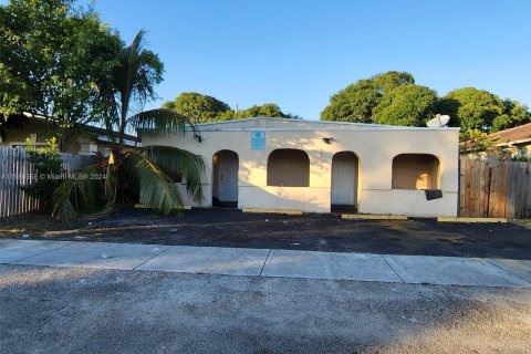 House in Fort Lauderdale, Florida 6 bedrooms, 173.36 sq.m. № 1177632 - photo 1