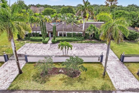 Villa ou maison à vendre à Palmetto Bay, Floride: 5 chambres, 378.39 m2 № 1177715 - photo 1