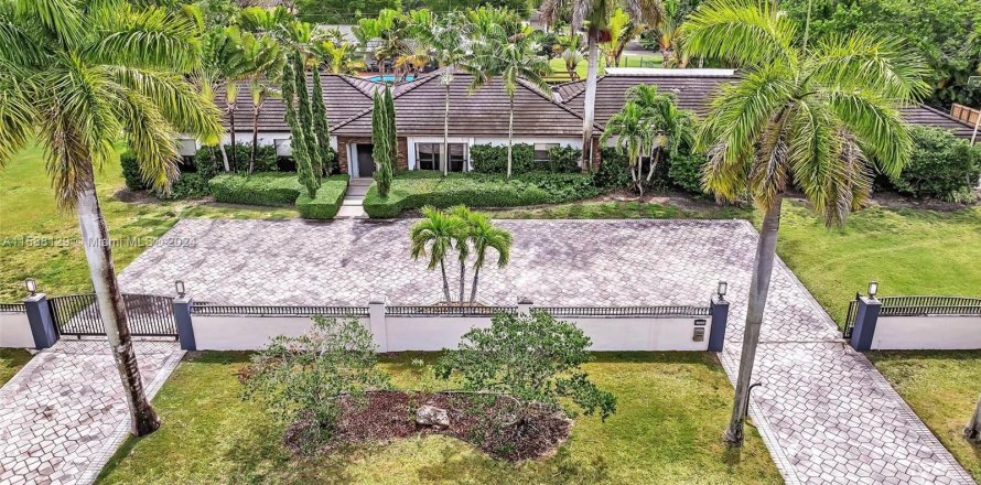 Villa ou maison à Palmetto Bay, Floride 5 chambres, 378.39 m2 № 1177715