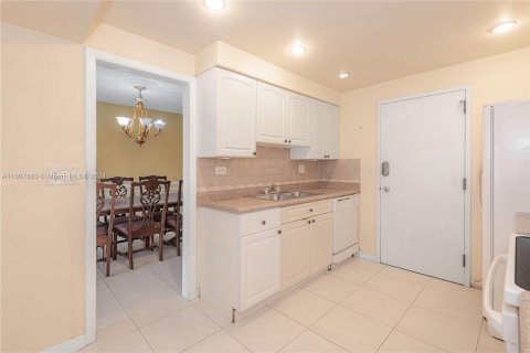 Condominio en venta en Miami, Florida, 3 dormitorios, 178.84 m2 № 1232323 - foto 12