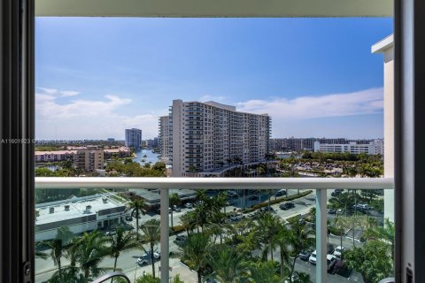 Condo in Hollywood, Florida, 2 bedrooms  № 1221988 - photo 25