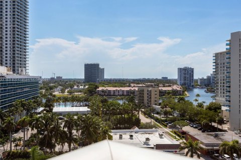 Condo in Hollywood, Florida, 2 bedrooms  № 1221988 - photo 22