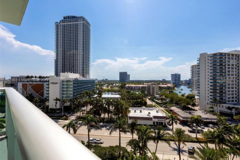 Condo in Hollywood, Florida, 2 bedrooms  № 1221988 - photo 20