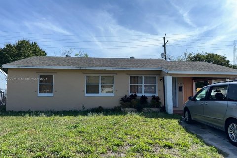 House in West Palm Beach, Florida 3 bedrooms, 115.38 sq.m. № 1221950 - photo 1