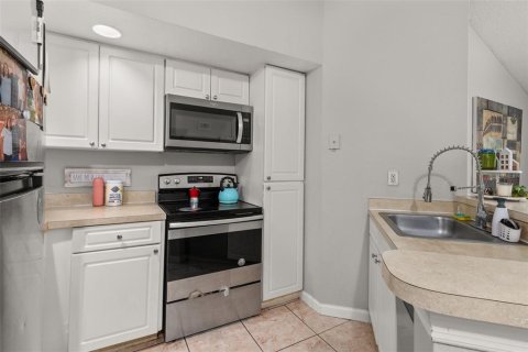 Condo in Orlando, Florida, 2 bedrooms  № 1383677 - photo 12