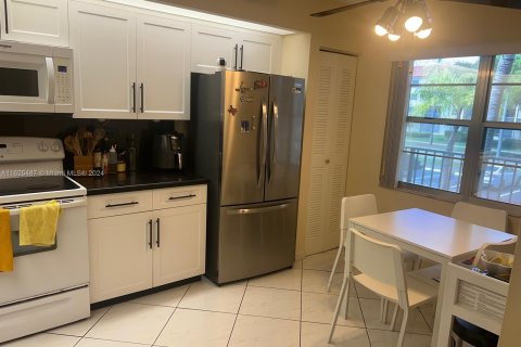 Condo in Pembroke Pines, Florida, 2 bedrooms  № 1280861 - photo 1