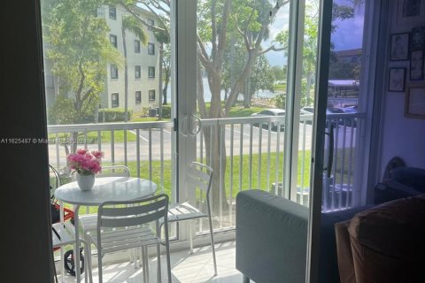 Condo in Pembroke Pines, Florida, 2 bedrooms  № 1280861 - photo 13