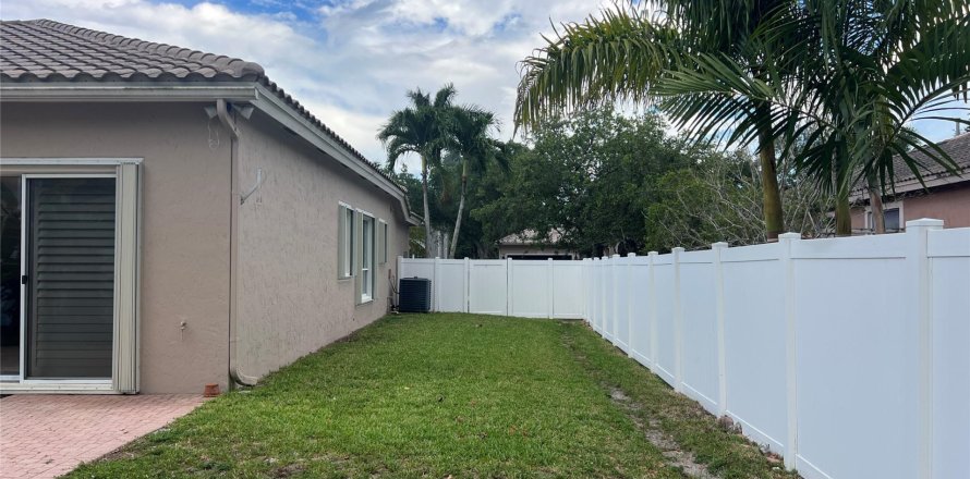 House in Pembroke Pines, Florida 4 bedrooms, 226.96 sq.m. № 1221575