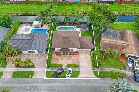 Casa en venta en Miami, Florida, 4 dormitorios, 253.9 m2 № 1375901 - foto 1