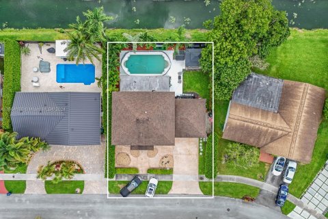 Villa ou maison à vendre à Miami, Floride: 4 chambres, 253.9 m2 № 1375901 - photo 2