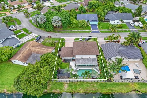 Villa ou maison à vendre à Miami, Floride: 4 chambres, 253.9 m2 № 1375901 - photo 3