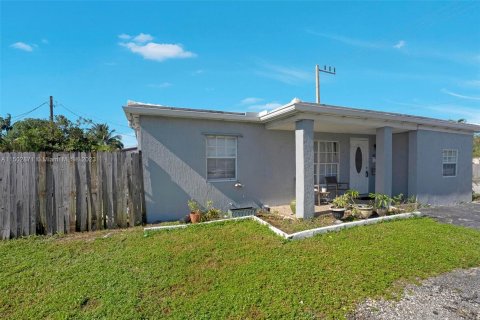 House in Oakland Park, Florida 4 bedrooms, 125.23 sq.m. № 911030 - photo 3
