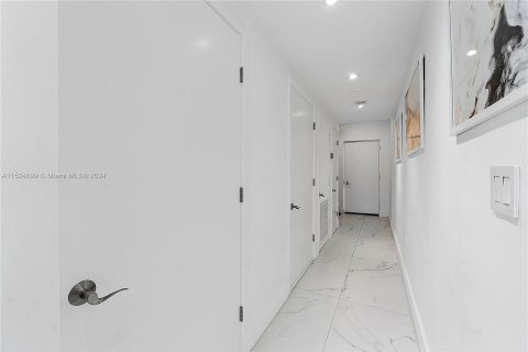 Condo in Miami Beach, Florida, 1 bedroom  № 981378 - photo 9