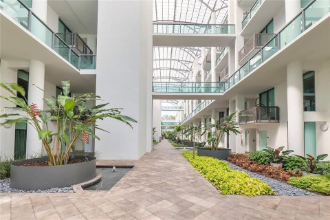 Condo in Miami Beach, Florida, 1 bedroom  № 981378 - photo 2