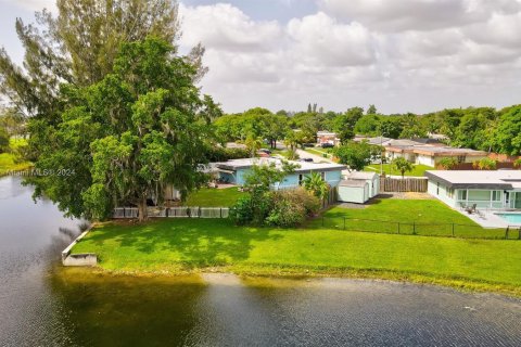 House in Tamarac, Florida 4 bedrooms, 138.89 sq.m. № 1207180 - photo 12