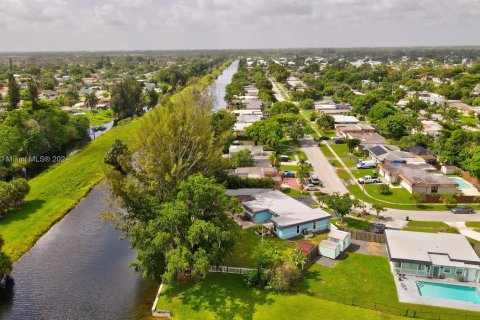 House in Tamarac, Florida 4 bedrooms, 138.89 sq.m. № 1207180 - photo 13