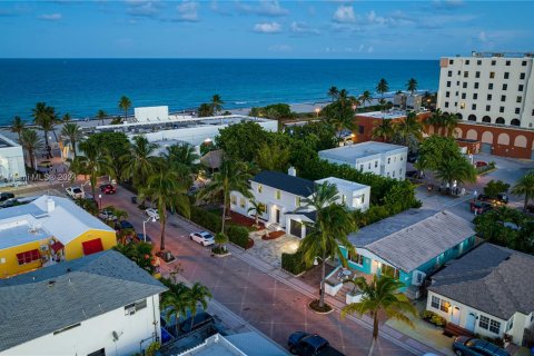 House in Hollywood, Florida 6 bedrooms, 261.43 sq.m. № 1186022 - photo 28