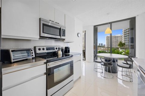 Condo in Aventura, Florida, 2 bedrooms  № 1185977 - photo 1