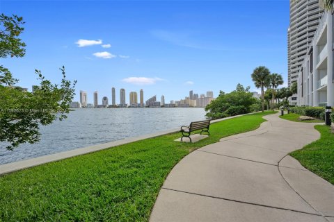 Condo in Aventura, Florida, 2 bedrooms  № 1185977 - photo 24