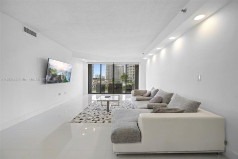 Condo in Aventura, Florida, 2 bedrooms  № 1185977 - photo 8