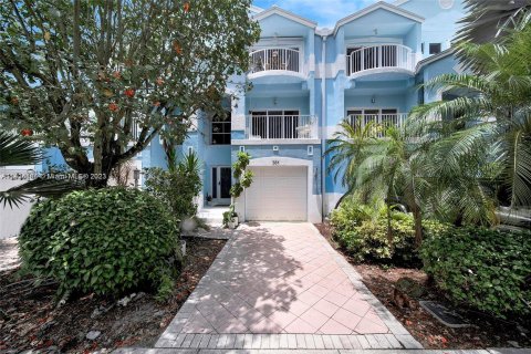 Townhouse in Hollywood, Florida 3 bedrooms, 185.8 sq.m. № 942364 - photo 1