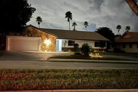 House in Coral Springs, Florida 3 bedrooms, 217.67 sq.m. № 1104434 - photo 4