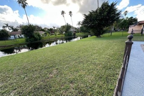 House in Coral Springs, Florida 3 bedrooms, 217.67 sq.m. № 1104434 - photo 5
