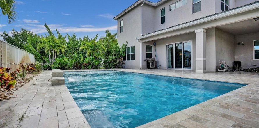 House in Royal Palm Beach, Florida 5 bedrooms, 388.61 sq.m. № 1316283