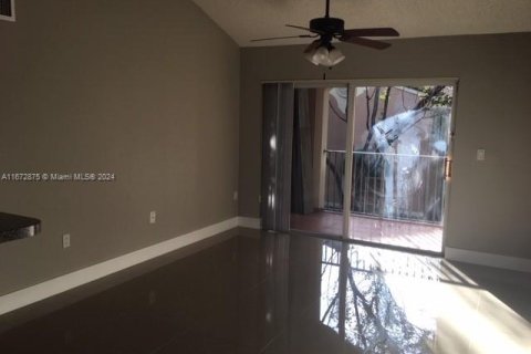 Condo in Miramar, Florida, 1 bedroom  № 1396208 - photo 11