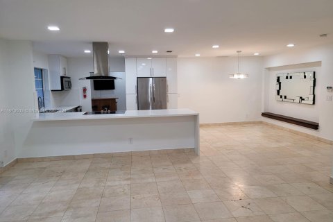 House in Miami, Florida 5 bedrooms, 218.32 sq.m. № 1396206 - photo 8