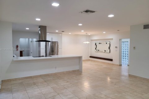 House in Miami, Florida 5 bedrooms, 218.32 sq.m. № 1396206 - photo 9