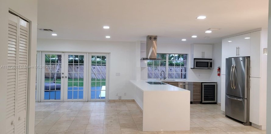 House in Miami, Florida 5 bedrooms, 218.32 sq.m. № 1396206