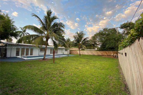 House in Miami, Florida 5 bedrooms, 218.32 sq.m. № 1396206 - photo 22