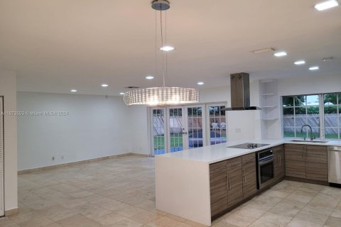 House in Miami, Florida 5 bedrooms, 218.32 sq.m. № 1396206 - photo 4