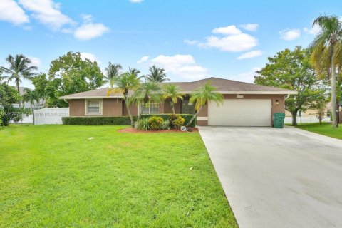 House in Plantation, Florida 4 bedrooms, 206.06 sq.m. № 1396116 - photo 1