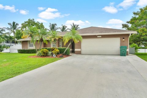 House in Plantation, Florida 4 bedrooms, 206.06 sq.m. № 1396116 - photo 2