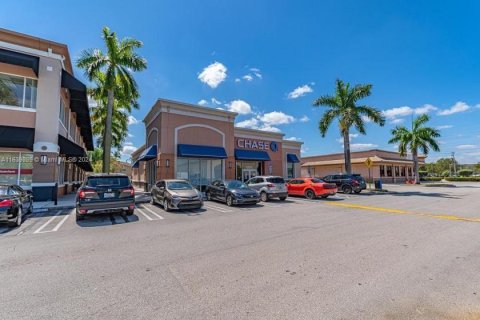 Propiedad comercial en venta en Miami, Florida № 1318775 - foto 2