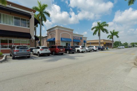 Commercial property in Miami, Florida № 1318775 - photo 16