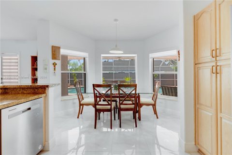 House in Miami, Florida 4 bedrooms, 253.9 sq.m. № 1360654 - photo 18