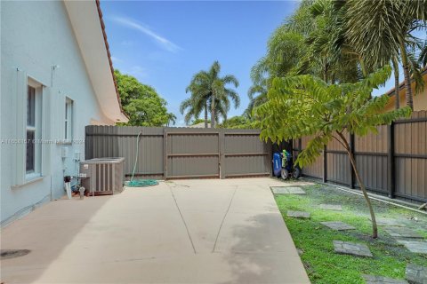 Villa ou maison à vendre à Miami, Floride: 4 chambres, 253.9 m2 № 1360654 - photo 7