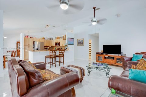 Casa en venta en Miami, Florida, 4 dormitorios, 253.9 m2 № 1360654 - foto 21