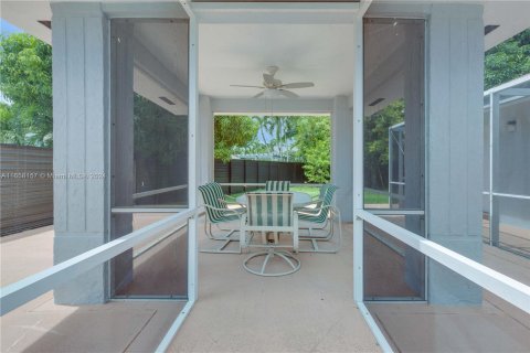 Villa ou maison à vendre à Miami, Floride: 4 chambres, 253.9 m2 № 1360654 - photo 5