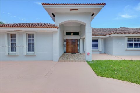 House in Miami, Florida 4 bedrooms, 253.9 sq.m. № 1360654 - photo 2