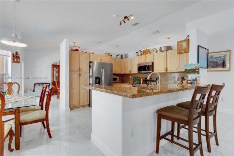 House in Miami, Florida 4 bedrooms, 253.9 sq.m. № 1360654 - photo 22