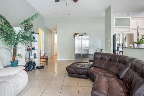 Villa ou maison à vendre à Pembroke Pines, Floride: 4 chambres, 228.63 m2 № 1117228 - photo 11