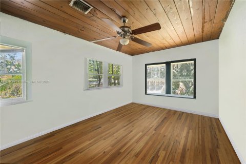 House in Miami, Florida 4 bedrooms, 166.57 sq.m. № 1325844 - photo 13