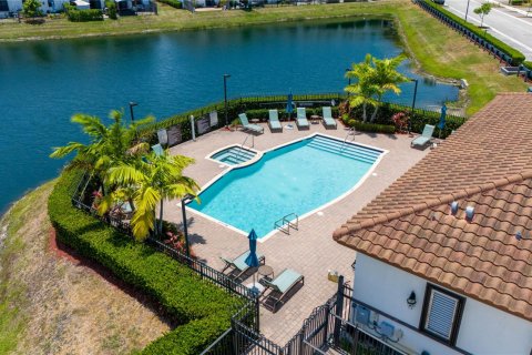 Adosado en venta en Hialeah, Florida, 4 dormitorios, 178.47 m2 № 1183374 - foto 2