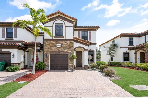 Adosado en venta en Hialeah, Florida, 4 dormitorios, 178.47 m2 № 1183374 - foto 9