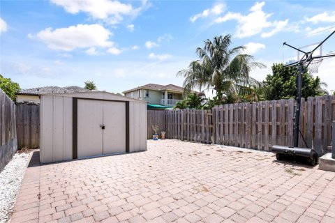 Adosado en venta en Hialeah, Florida, 4 dormitorios, 178.47 m2 № 1183374 - foto 24